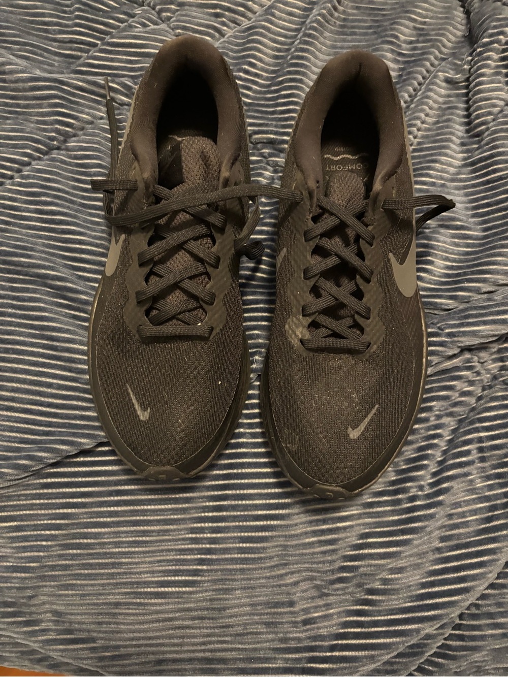 Nike Men’s Black Athletic Runners with Silver Swoosh